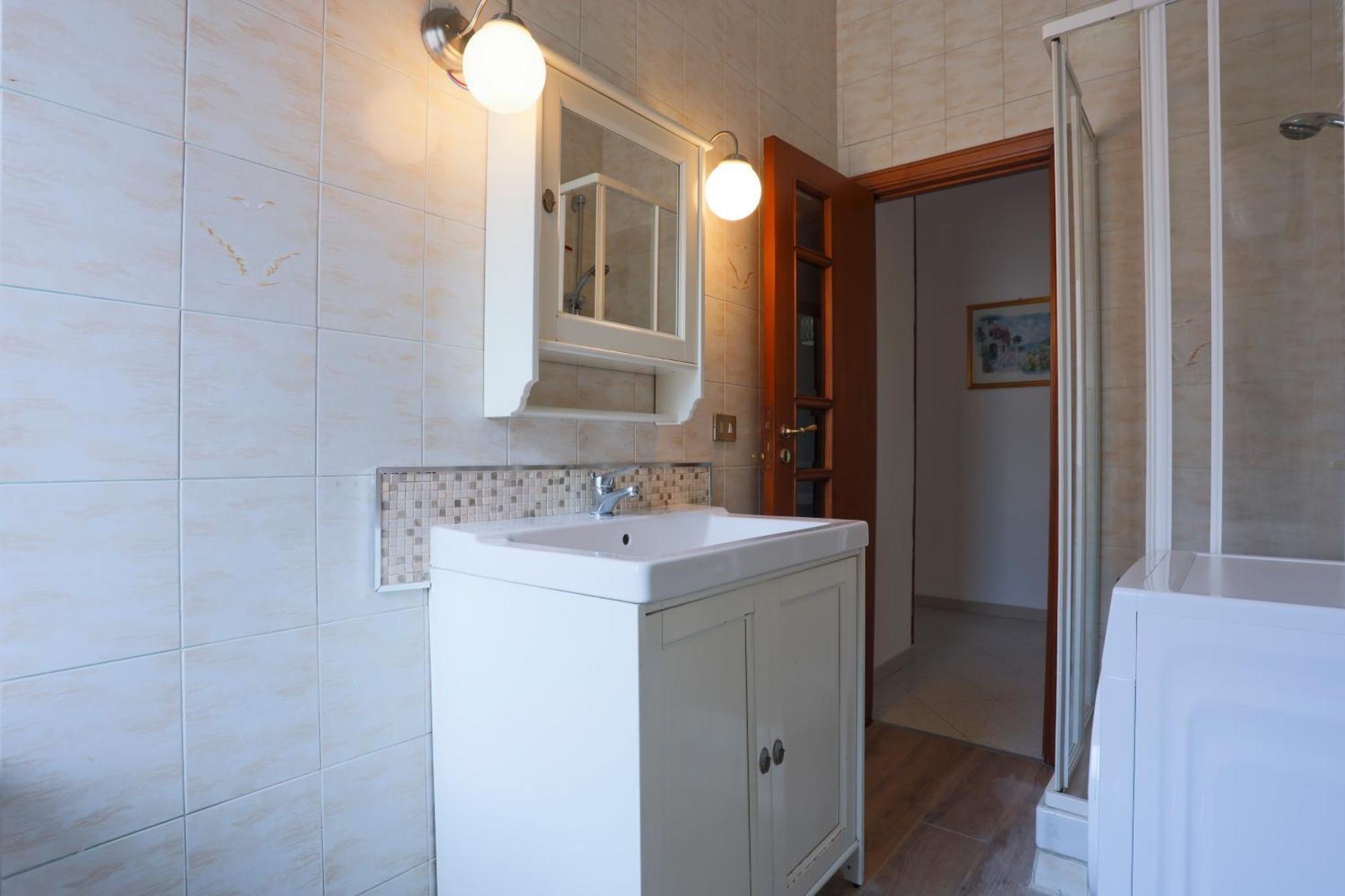 Bright Apartment Near The Sea With Parking Salerno Eksteriør billede
